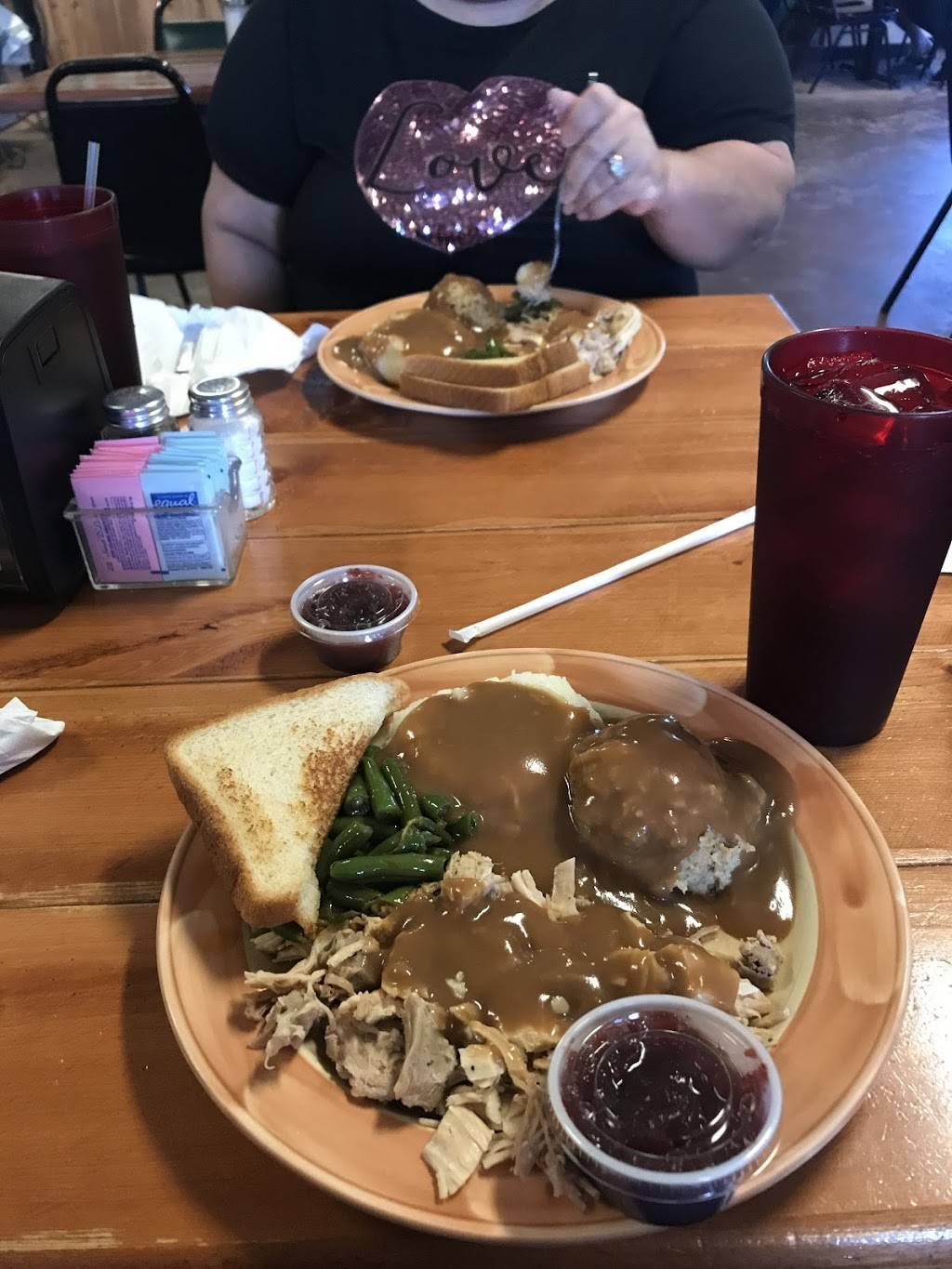 Naomis Diner | restaurant | 15033 Main St, Lytle, TX 78052, USA | 8307723462 OR +1 830-772-3462