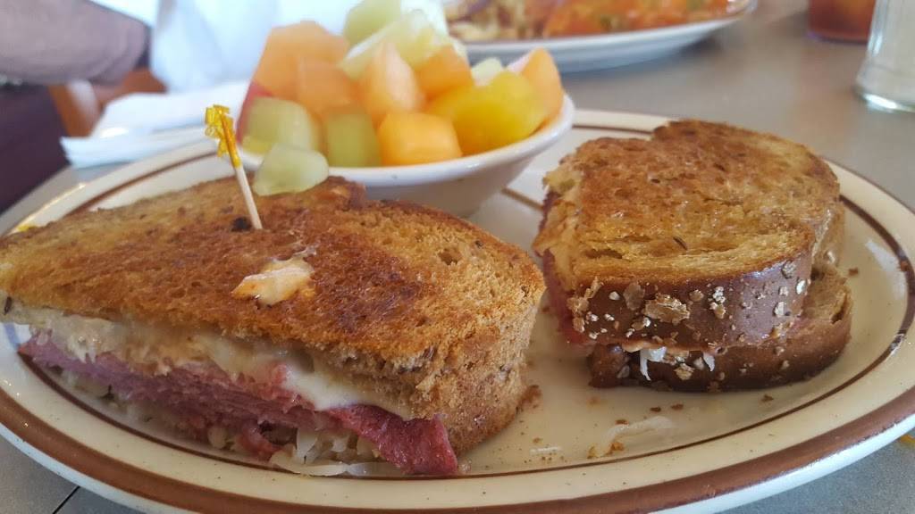 Hot N Tot | restaurant | 2347 Pacific Coast Hwy, Lomita, CA 90717, USA | 3103269626 OR +1 310-326-9626