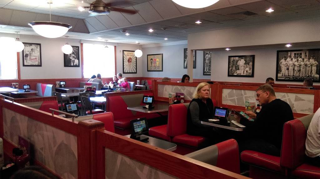 Friendlys | restaurant | 21 Southampton Rd, Westfield, MA 01085, USA | 4135620625 OR +1 413-562-0625