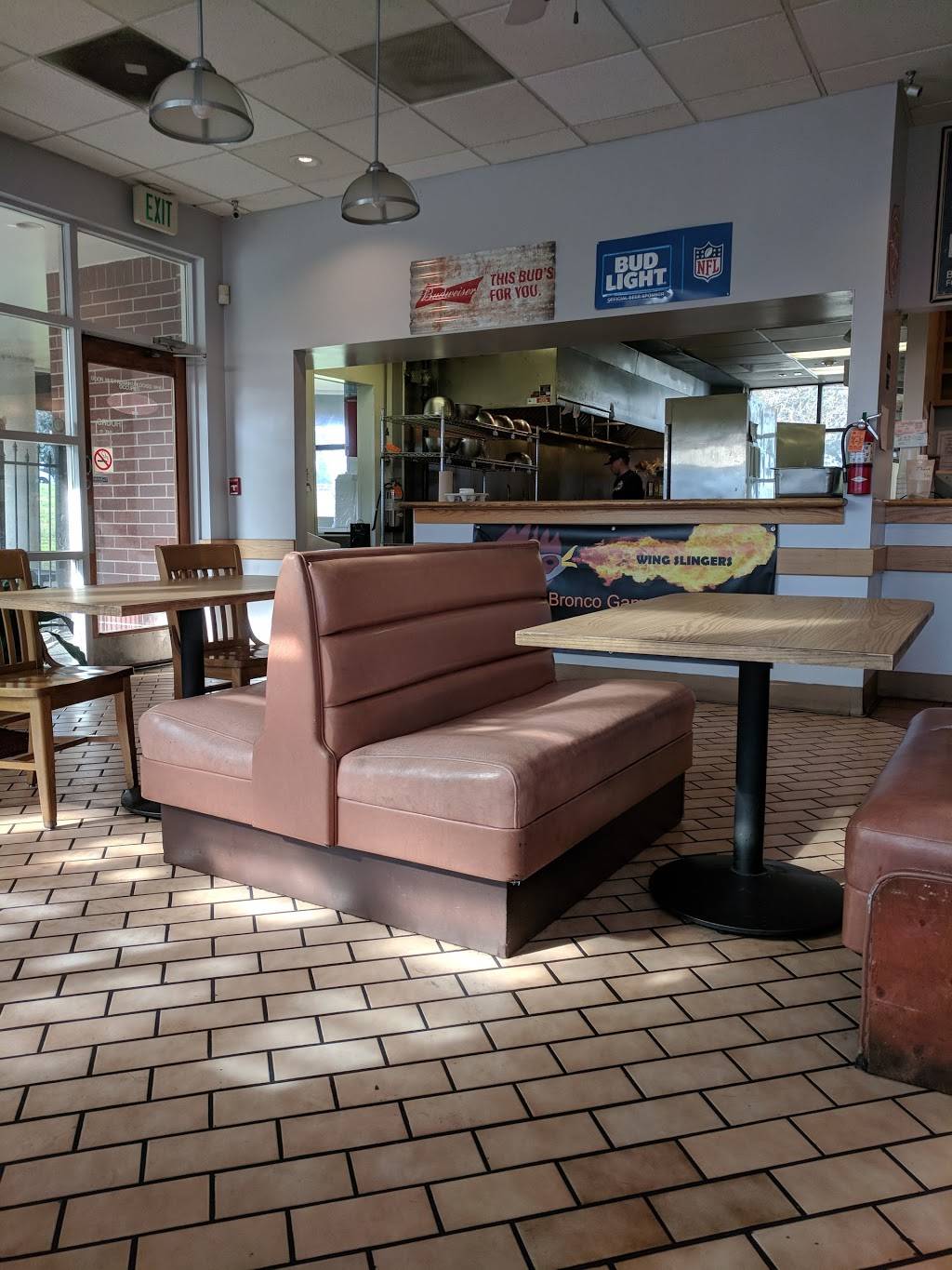 Wing Slingers | restaurant | 7325 E Iliff Ave, Denver, CO 80231, USA | 3033532160 OR +1 303-353-2160