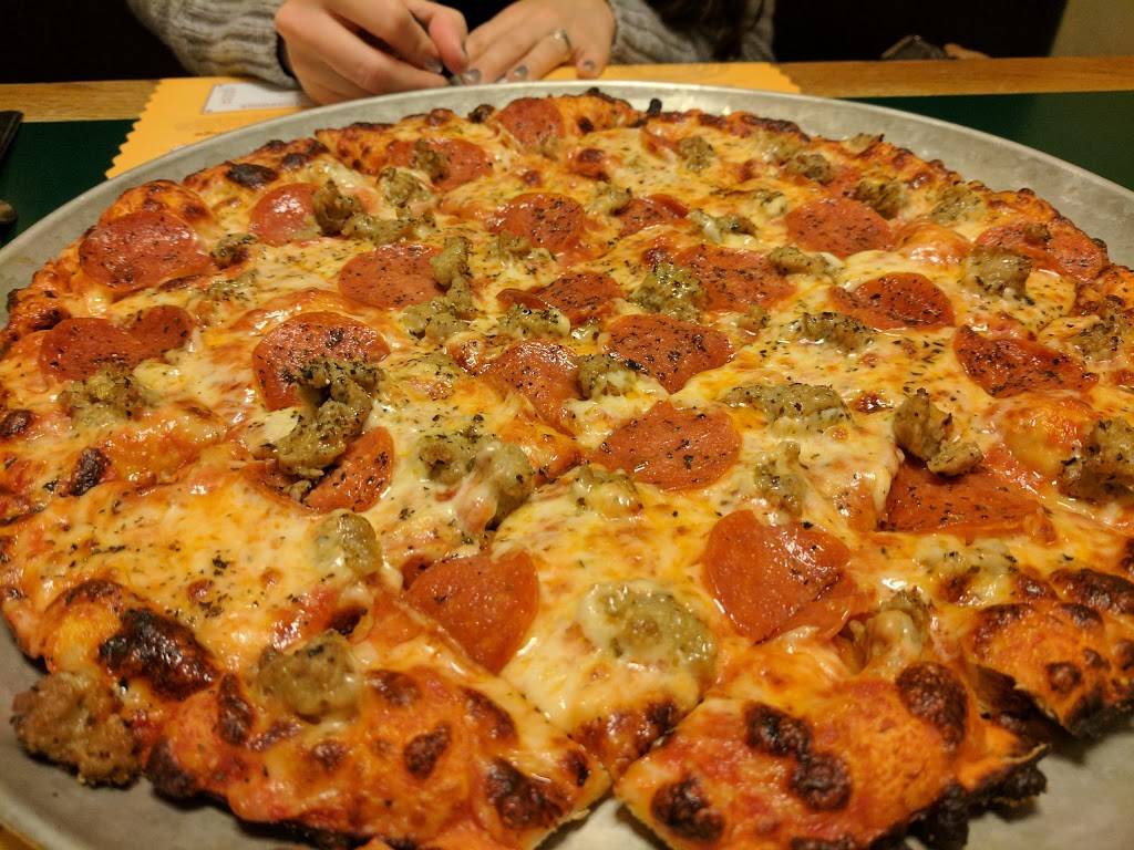 Monicals Pizza | restaurant | 900 S Court St, Tuscola, IL 61953, USA | 2172534749 OR +1 217-253-4749