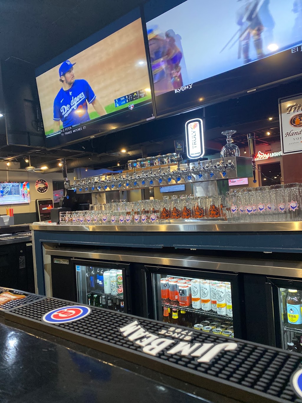 El Delfin Sports Bar and Grill | restaurant | 6010 S Cass Ave, Westmont, IL 60559, USA | 6306861211 OR +1 630-686-1211