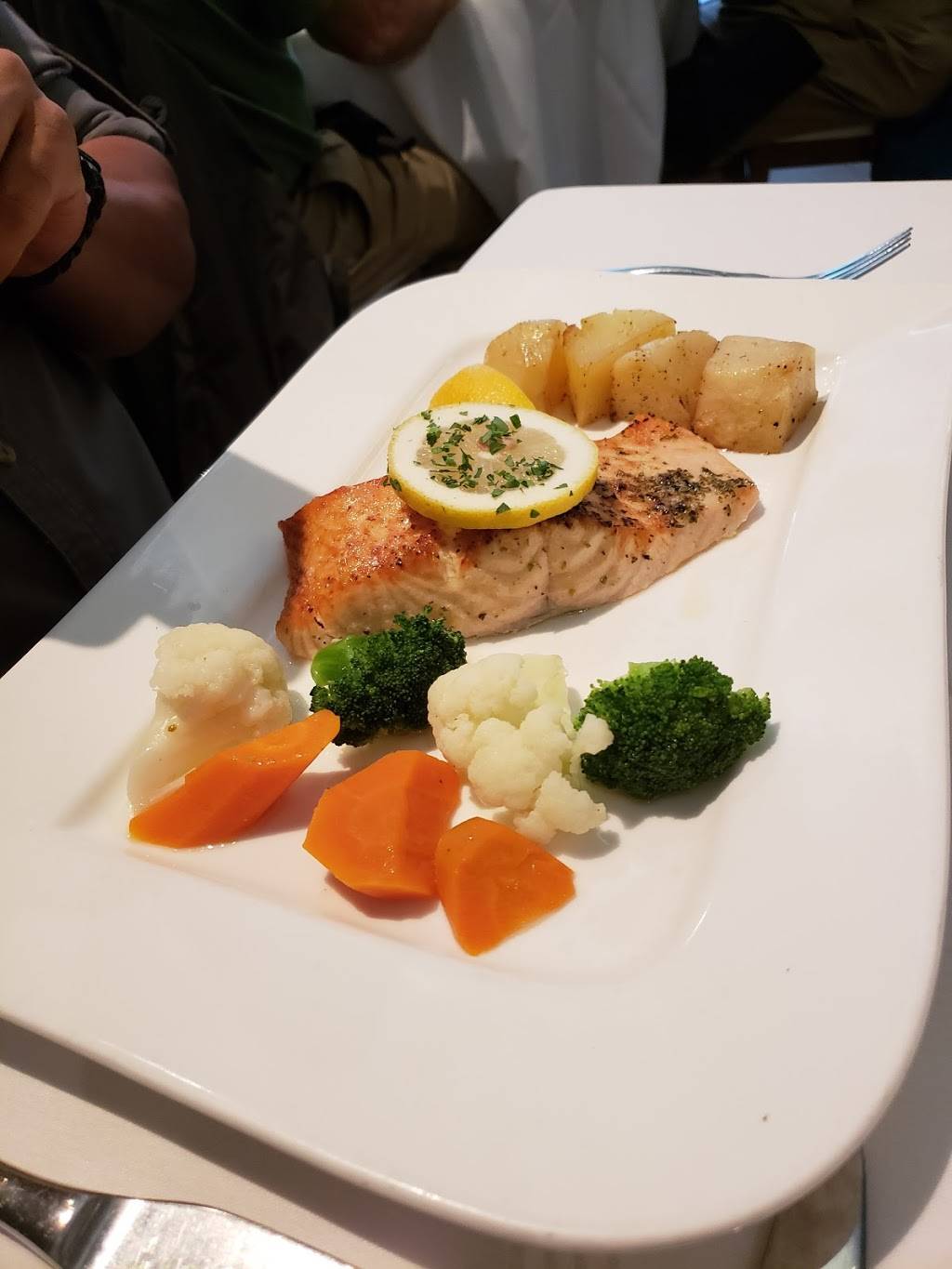 Nostos Restaurant | restaurant | 8100 Boone Blvd, Vienna, VA 22182, USA | 7037600690 OR +1 703-760-0690