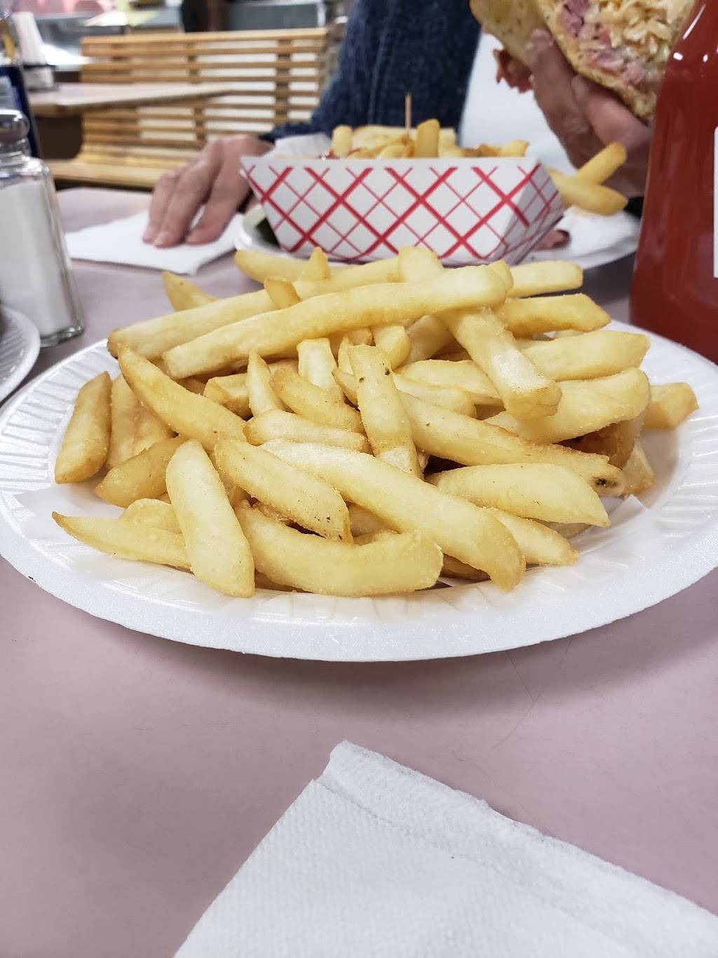 Maybacks Deli | restaurant | 1598 Niagara Falls Blvd, Tonawanda, NY 14150, USA | 7168350115 OR +1 716-835-0115