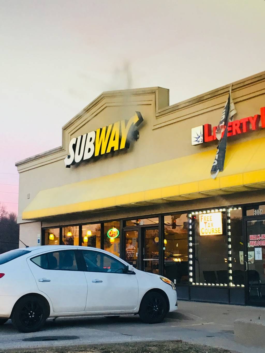 Subway | meal takeaway | 600 North, MO-7, Blue Springs, MO 64015, USA | 8162287007 OR +1 816-228-7007