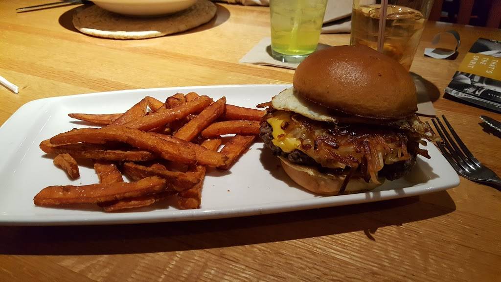 Applebees Grill + Bar | restaurant | 6100 O St Suite C318, Lincoln, NE 68505, USA | 4024676161 OR +1 402-467-6161
