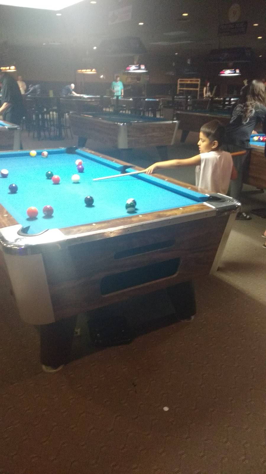 Sharkys Bar & Grill | restaurant | 2902 E Kimberly Rd, Davenport, IA 52807, USA | 5633597225 OR +1 563-359-7225