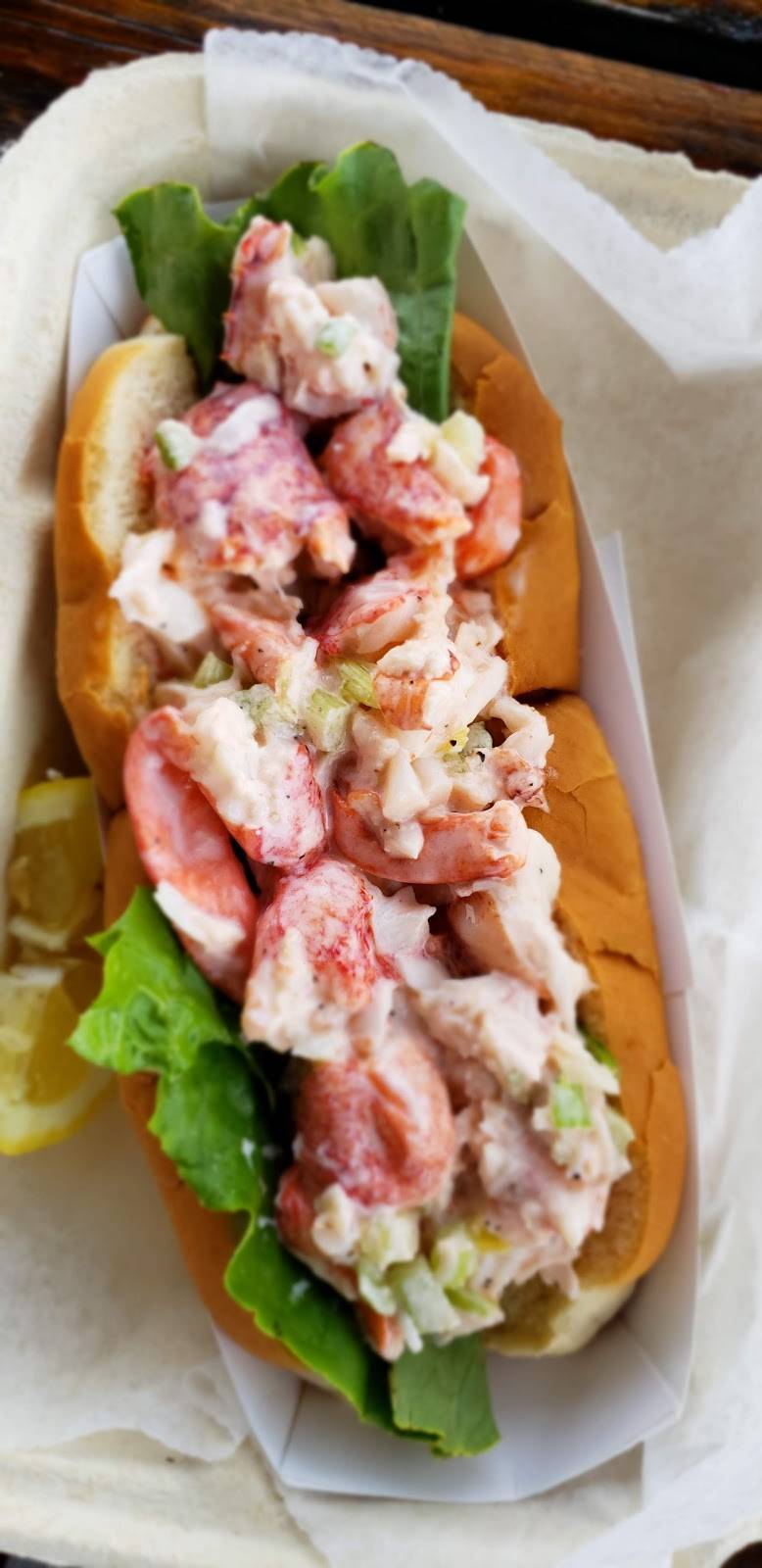 Captain Scotts Lobster Dock | restaurant | 80 Hamilton St, New London, CT 06320, USA | 8604391741 OR +1 860-439-1741