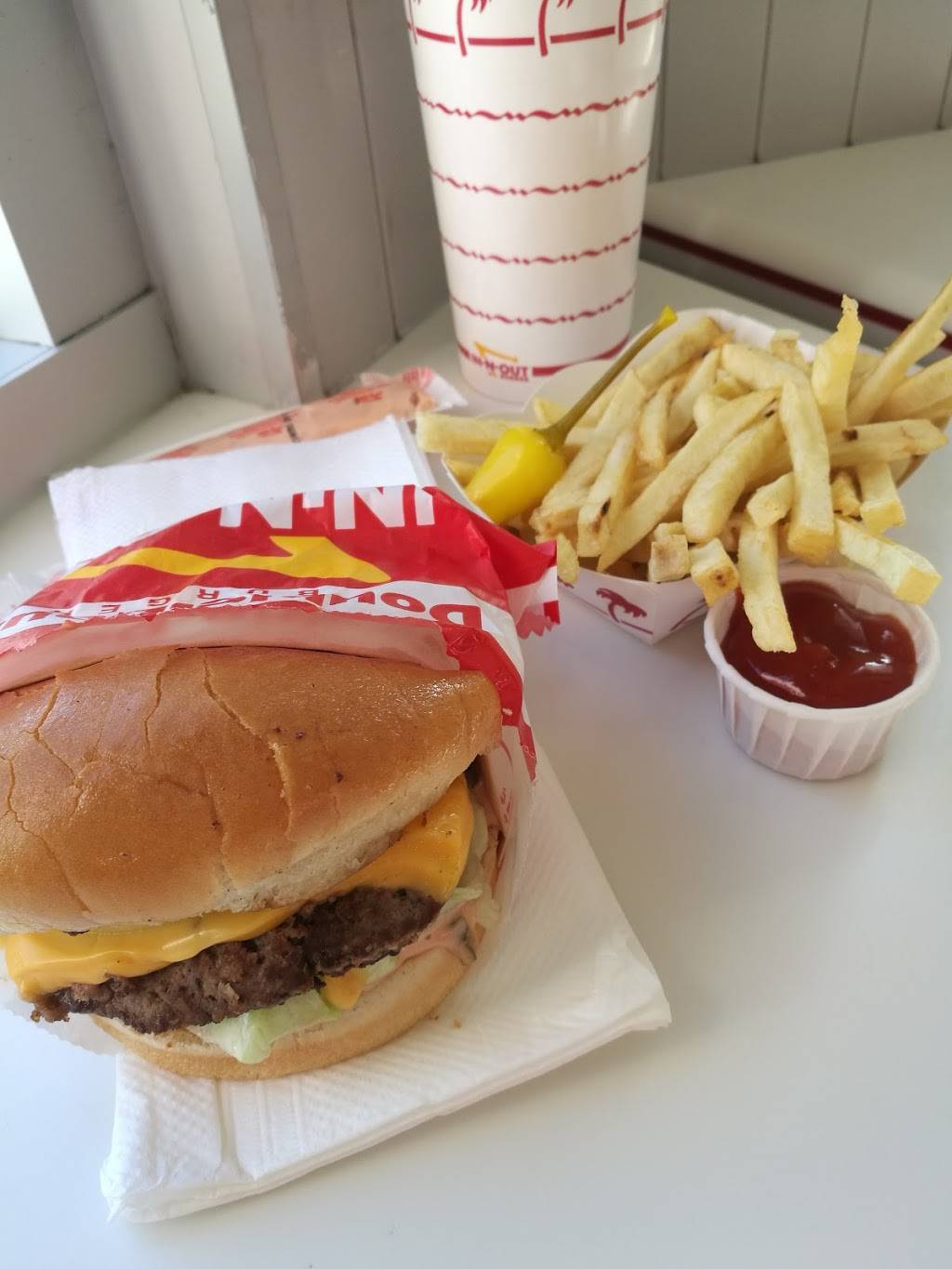 In-N-Out Burger | restaurant | 108 E Easton St, Rialto, CA 92376, USA | 8007861000 OR +1 800-786-1000