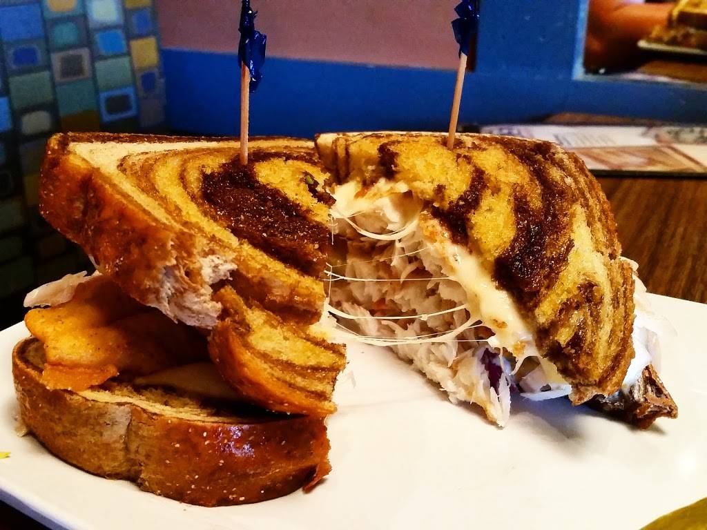 Hollys Restaurant & Pub | restaurant | 3705 Franklin St, Michigan City, IN 46360, USA | 2198795124 OR +1 219-879-5124