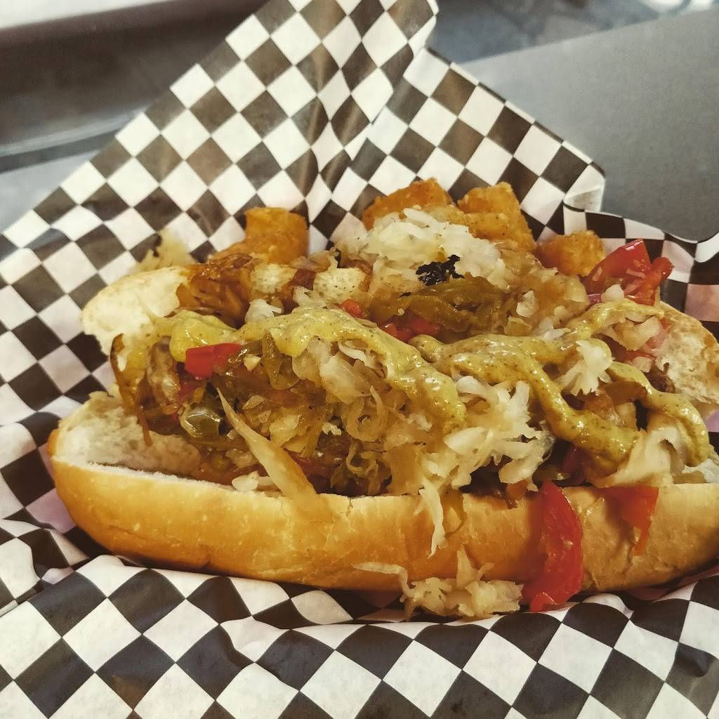 Graffiti Dogs | restaurant | 1002 10th St, Modesto, CA 95354, USA | 2092389990 OR +1 209-238-9990