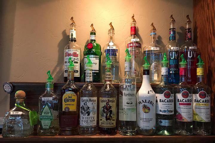 Lyons Den | restaurant | 760 W 6th Ave, Oshkosh, WI 54902, USA | 9206519630 OR +1 920-651-9630