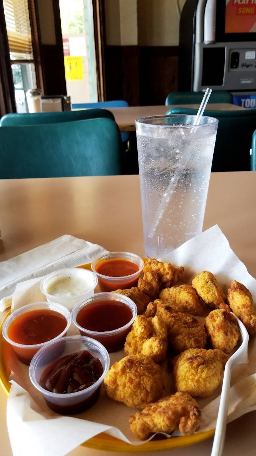 Round Table Pizza | meal delivery | 2424 Magowan Dr, Santa Rosa, CA 95405, USA | 7075281200 OR +1 707-528-1200