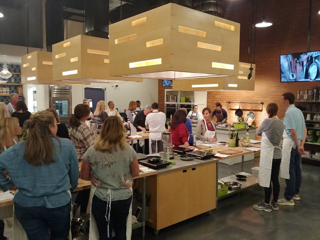 Chef Alyssas Kitchen | restaurant | 4001 Yancey Rd, Charlotte, NC 28217, USA | 7048177568 OR +1 704-817-7568