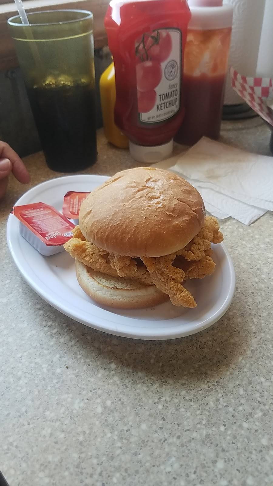 Triple E Bar-B-Q East | restaurant | 906 E Deyoung St, Marion, IL 62959, USA | 6189971369 OR +1 618-997-1369