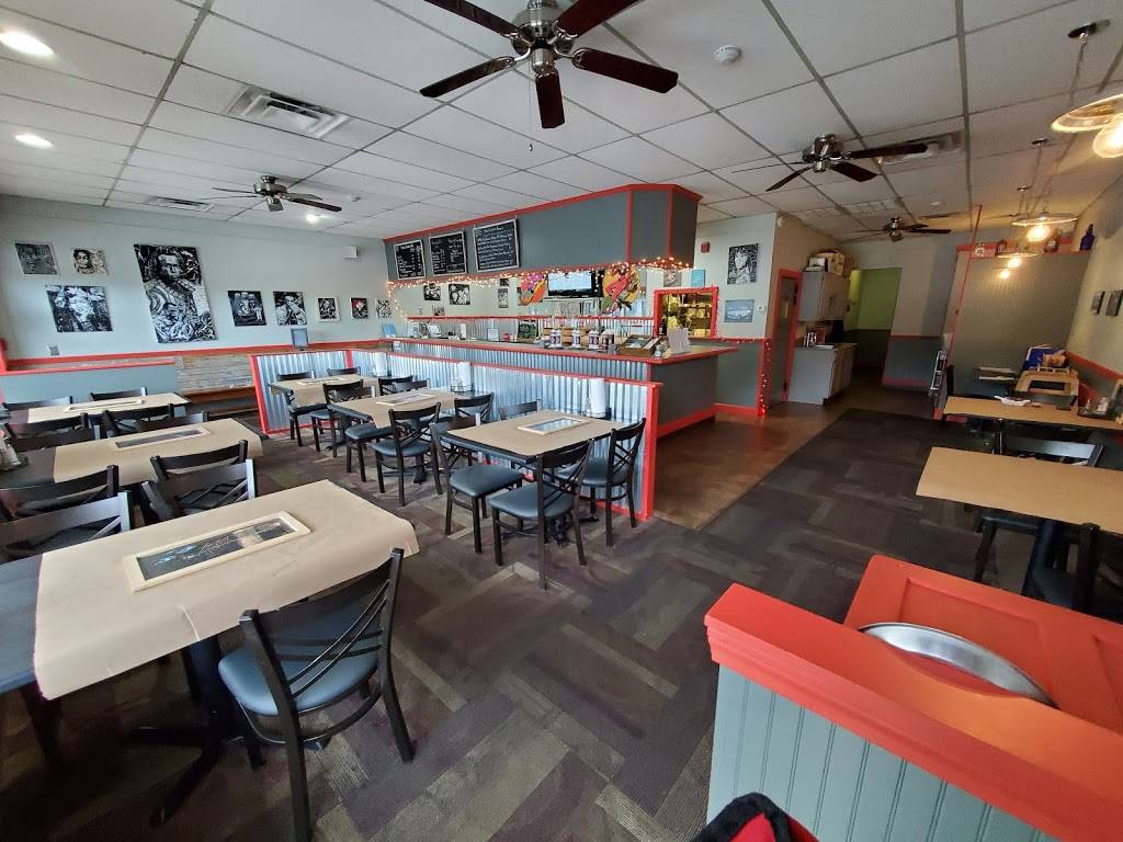 Bonetown Burgers & BBQ | restaurant | 39 Phenix Ave, Cranston, RI 02920, USA | 4012700714 OR +1 401-270-0714