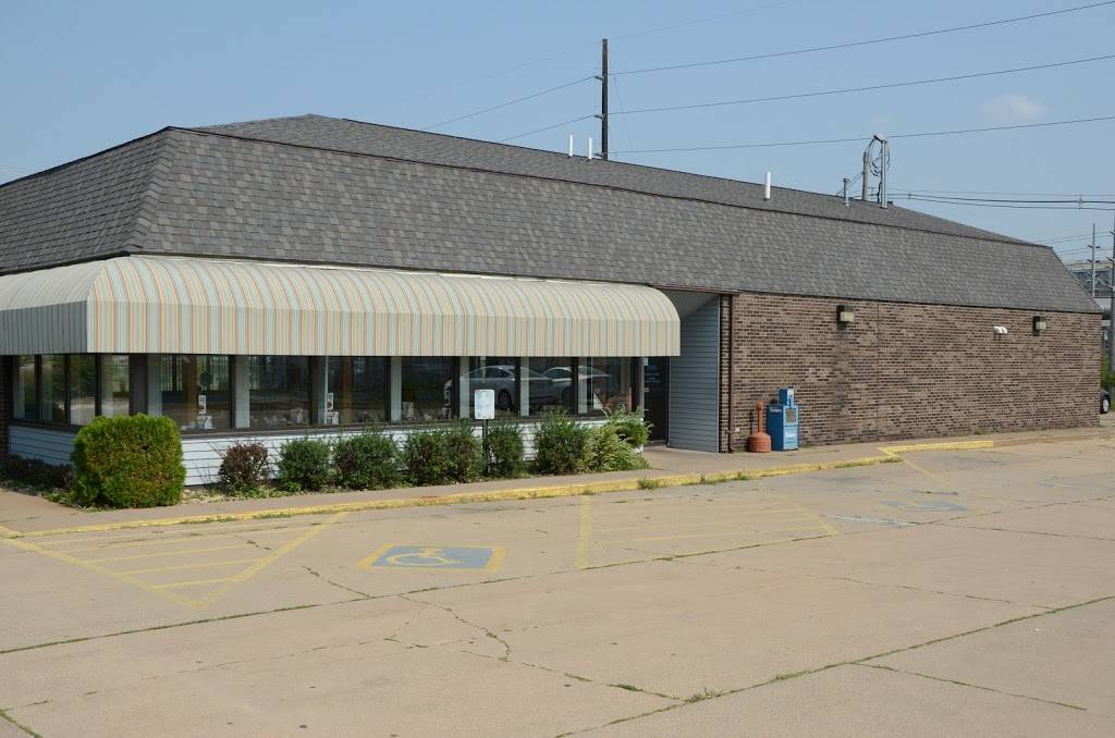 Old Town Family Restaurant | restaurant | 2107 Camanche Ave, Clinton, IA 52732, USA | 5632420130 OR +1 563-242-0130