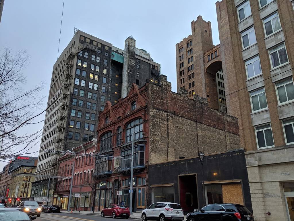 Oak & Oyster | restaurant | 724 N Milwaukee St, Milwaukee, WI 53202, USA | 4143237434 OR +1 414-323-7434