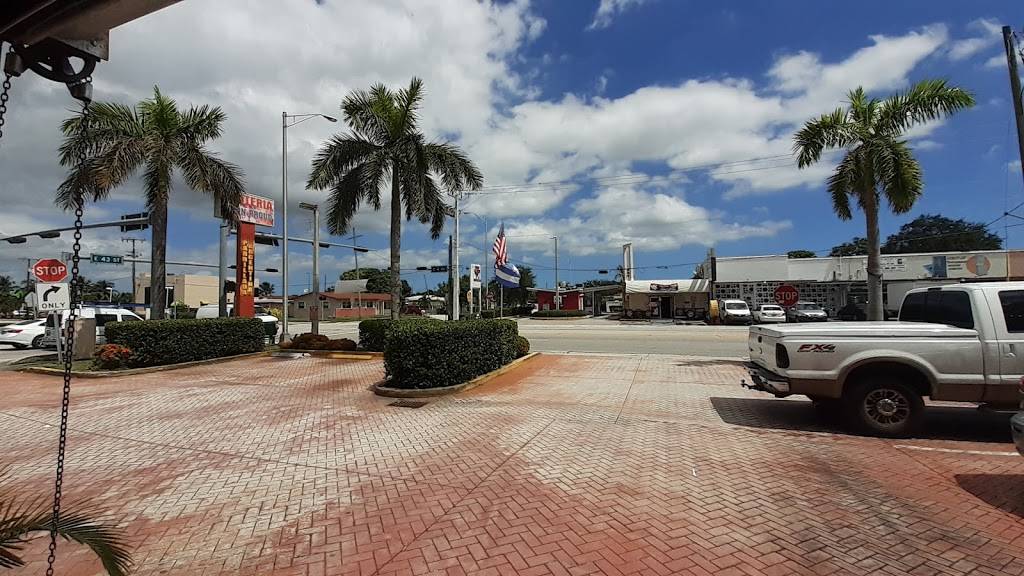 El Castillo de las Frutas | restaurant | 4290 E 4th Ave, Hialeah, FL 33013, USA | 3054596789 OR +1 305-459-6789