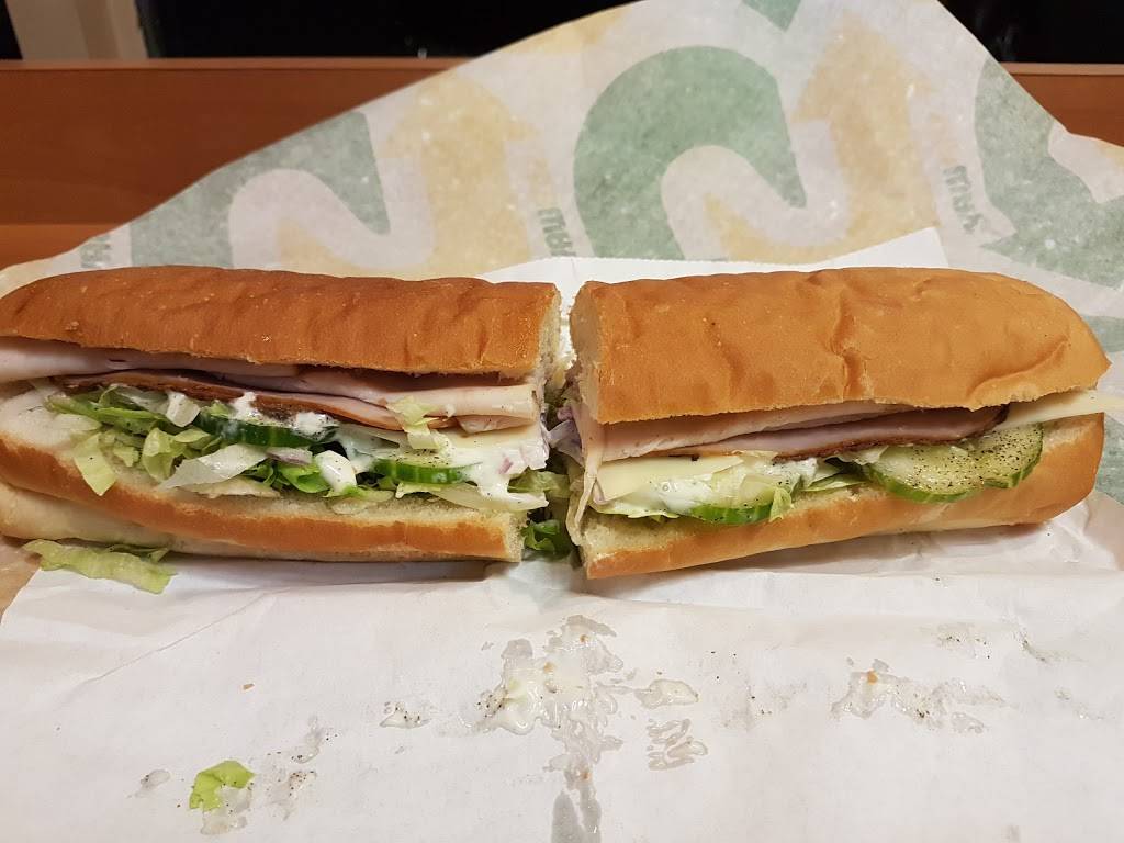 Subway | meal takeaway | 19466 Yonge St, Holland Landing, ON L9N 1L7, Canada | 9052356122 OR +1 905-235-6122