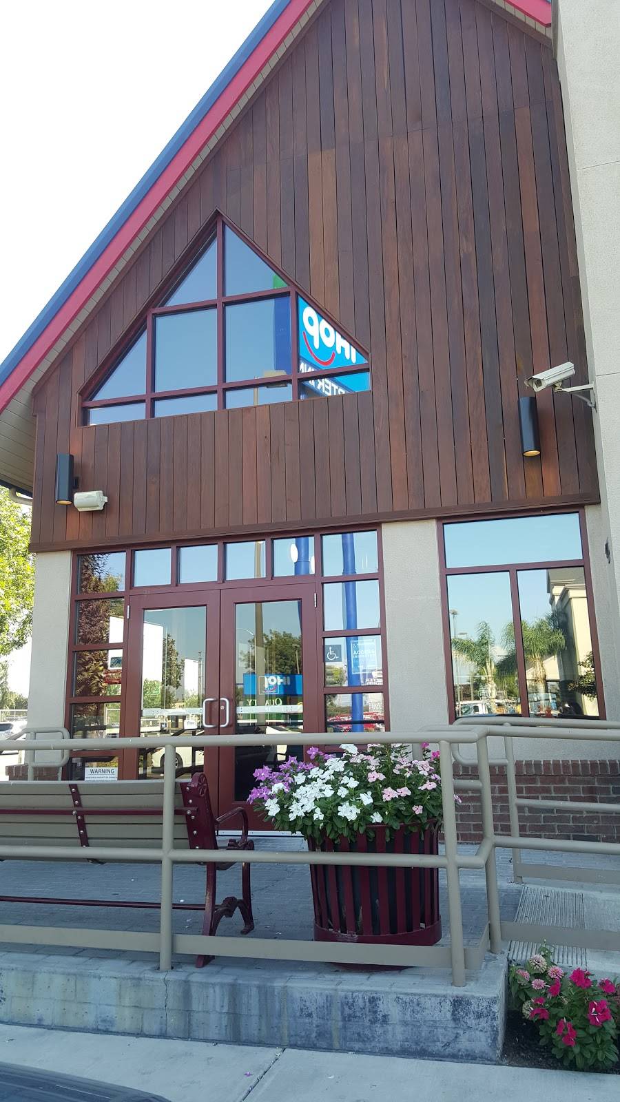 IHOP | bakery | 1004 E Prosperity Ave, Tulare, CA 93274, USA | 5596847440 OR +1 559-684-7440