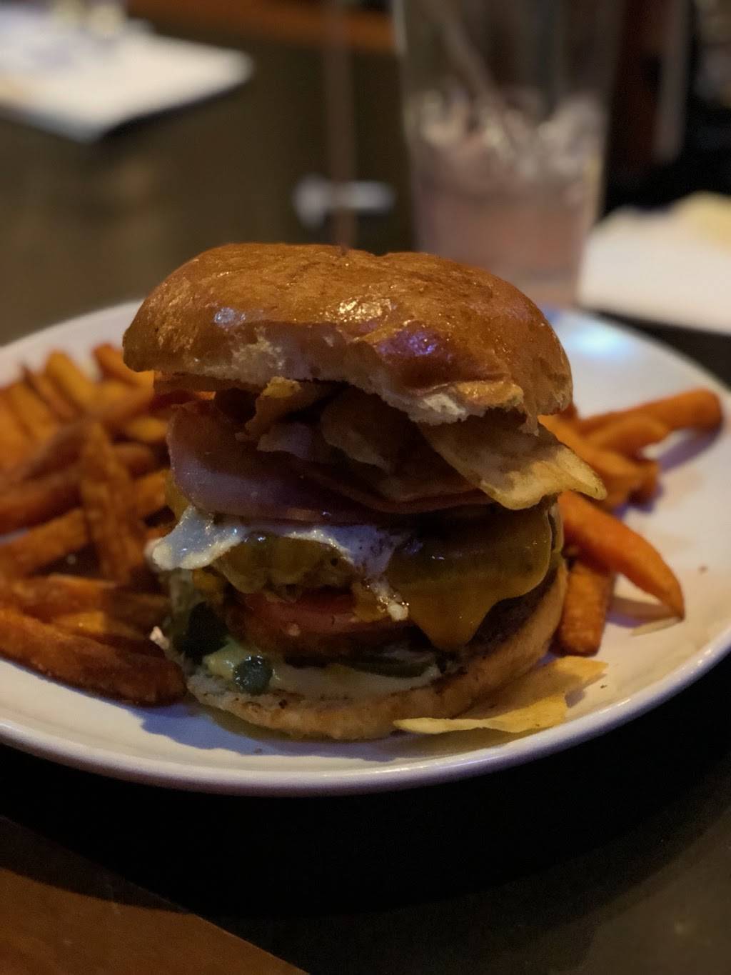 Lucky Ducks Bar & Grille | restaurant | Cocoaplexk,1144, Cocoa Ave, Hershey, PA 17033, USA | 7175333200 OR +1 717-533-3200