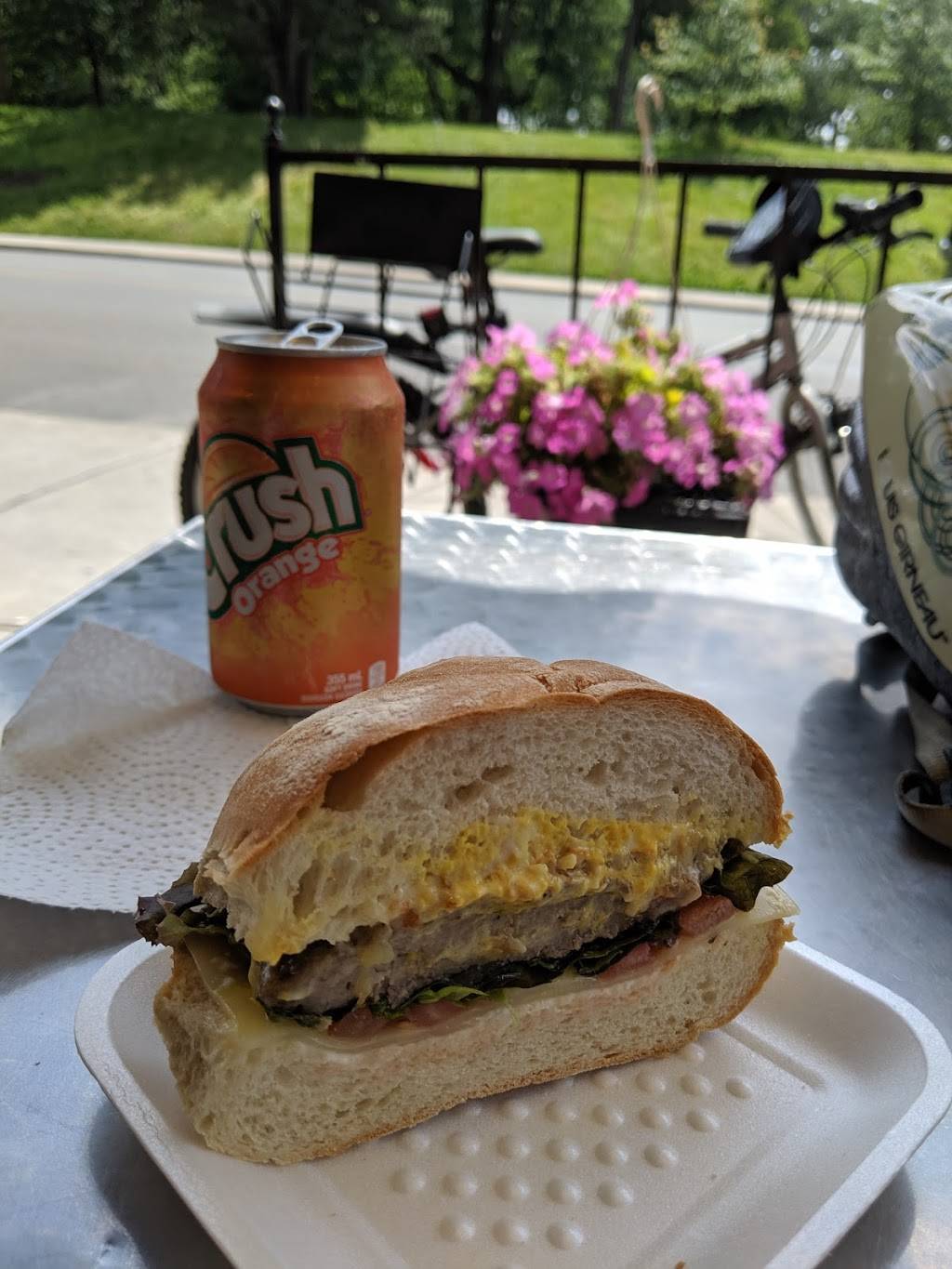 High Park Deli Express | restaurant | 1960 Bloor St W, Toronto, ON M6P 3K9, Canada | 4167693223 OR +1 416-769-3223