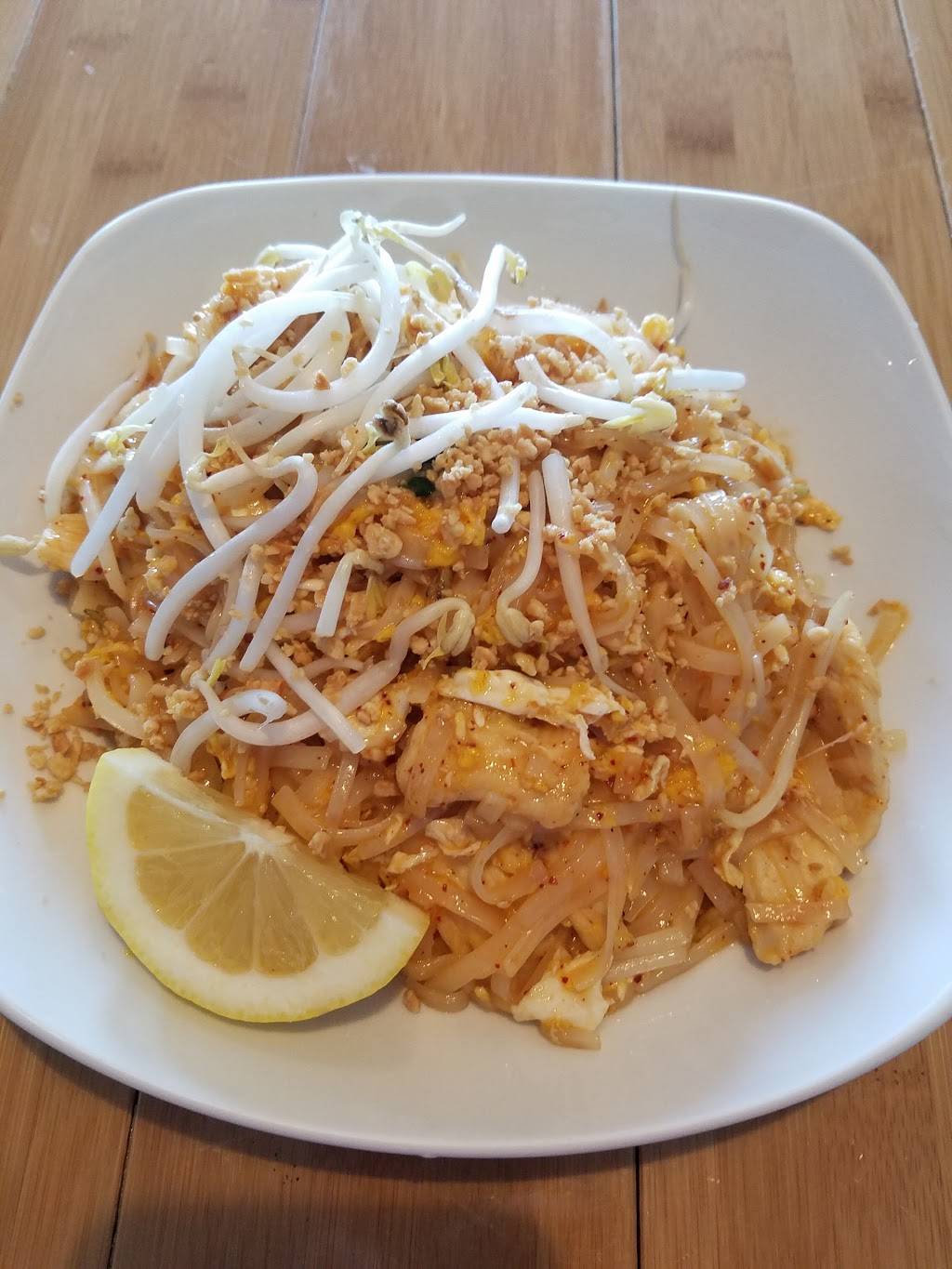 Lucky Thai | restaurant | 593 Main St, Gorham, ME 04038, USA | 2078396999 OR +1 207-839-6999