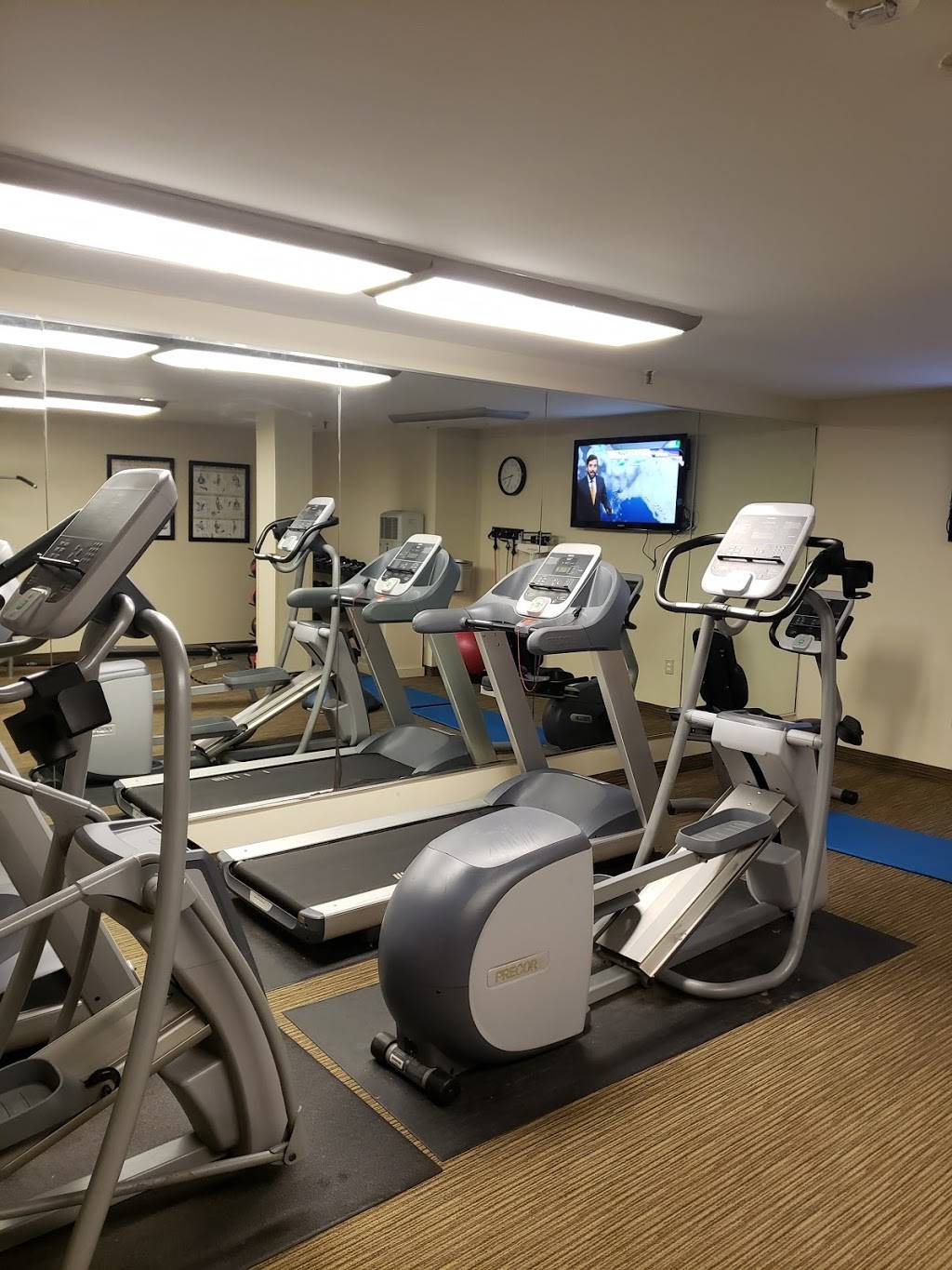 Round House Bar and Grill | restaurant | 2261 N Causeway Blvd, Metairie, LA 70001, USA | 5042242466 OR +1 504-224-2466