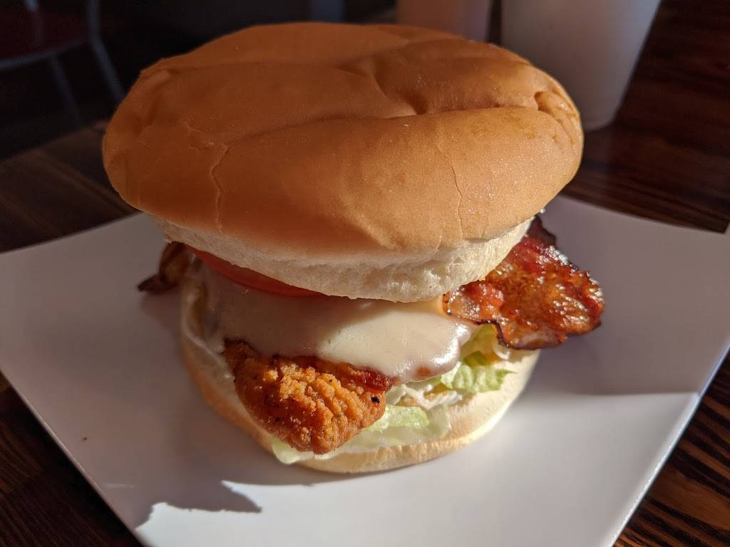 Grizzly Den | restaurant | 300 W Emerson Ave, Hoquiam, WA 98550, USA | 3605379840 OR +1 360-537-9840