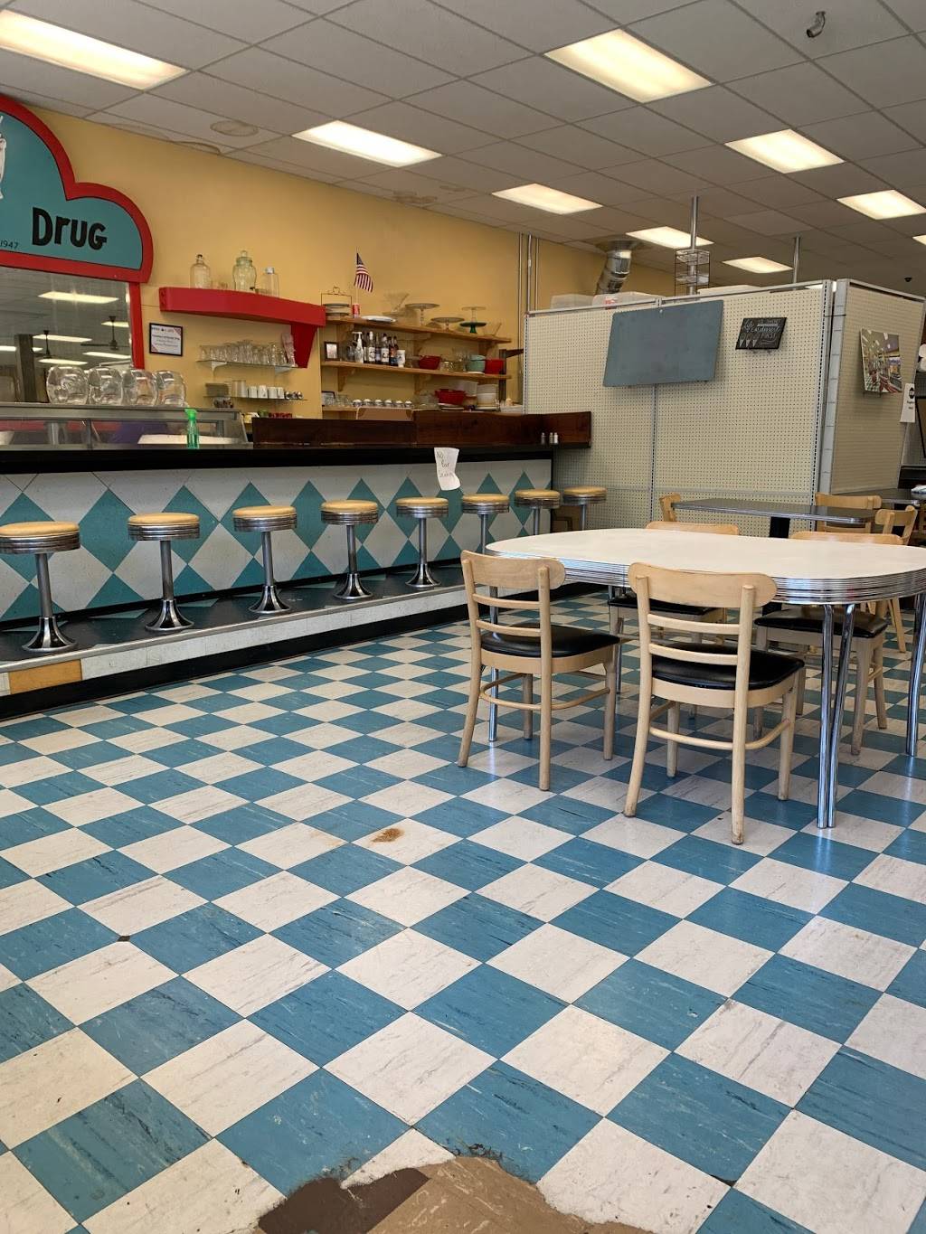 Graves Drug | restaurant | 212 S Summit St, Arkansas City, KS 67005, USA | 6204422300 OR +1 620-442-2300