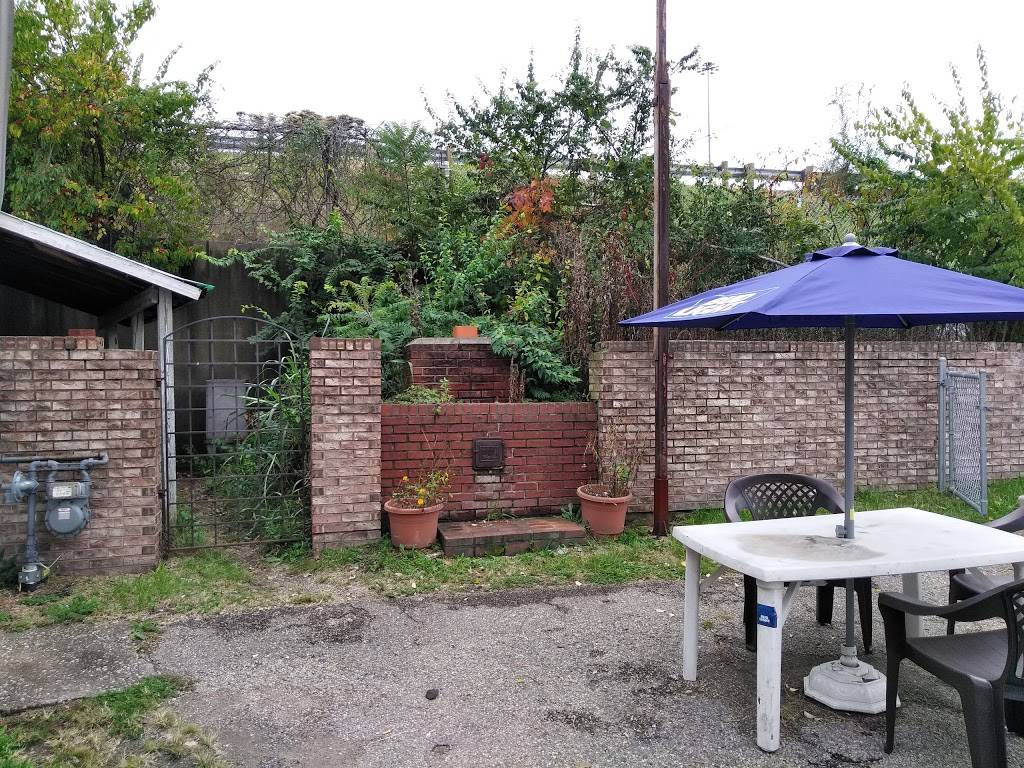 J Ds Bar & Grill | restaurant | 2406 Spring Grove Ave, Cincinnati, OH 45214, USA | 5137216867 OR +1 513-721-6867