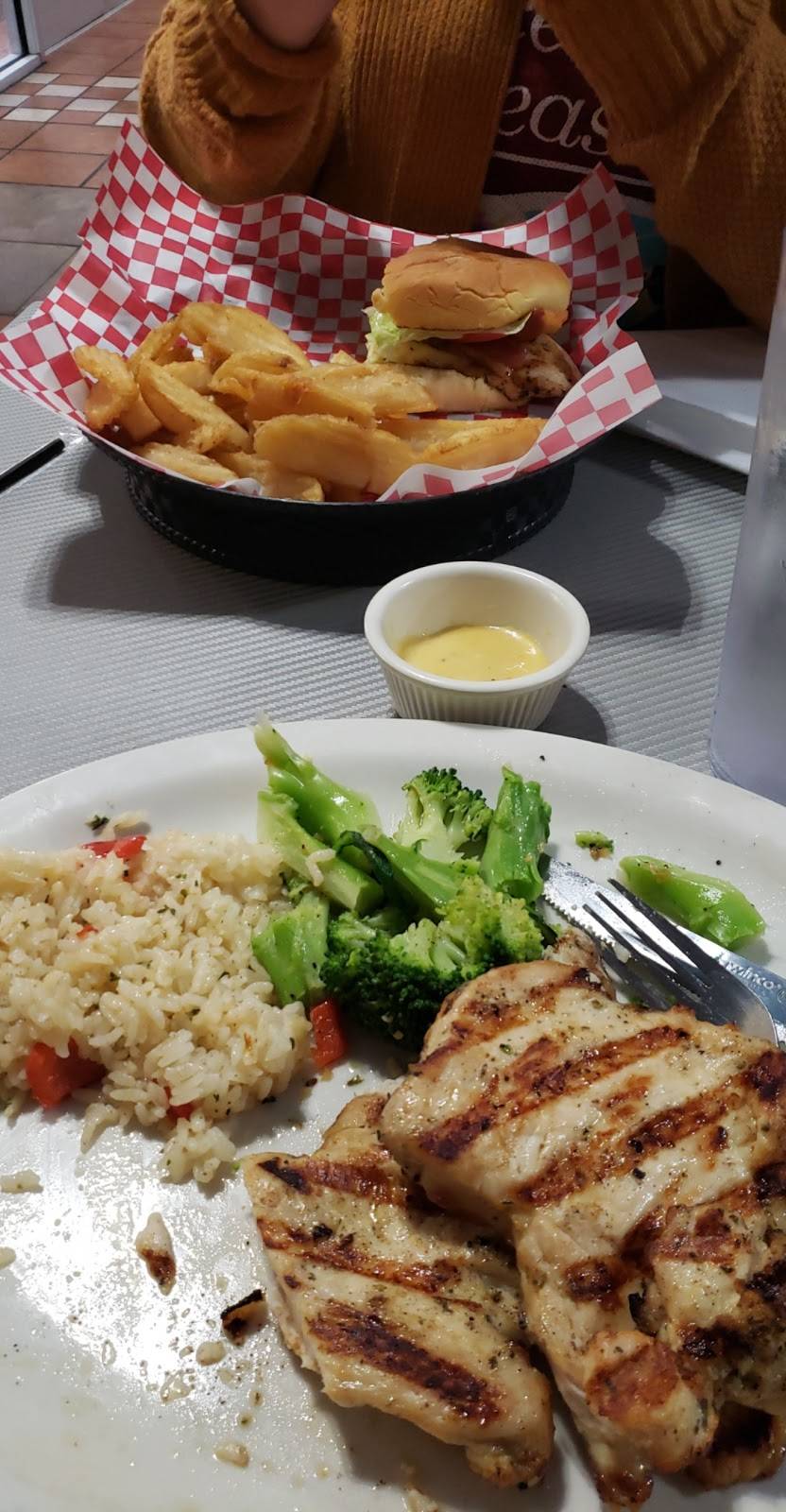 Varietes house | restaurant | 1386 Dolly Parton Pkwy, Sevierville, TN 37862, USA | 8653661302 OR +1 865-366-1302