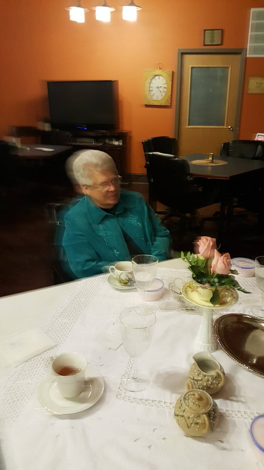 The Tin Lizzie Cafe | restaurant | 820 E Main St, Richmond, IN 47374, USA | 7659624441 OR +1 765-962-4441