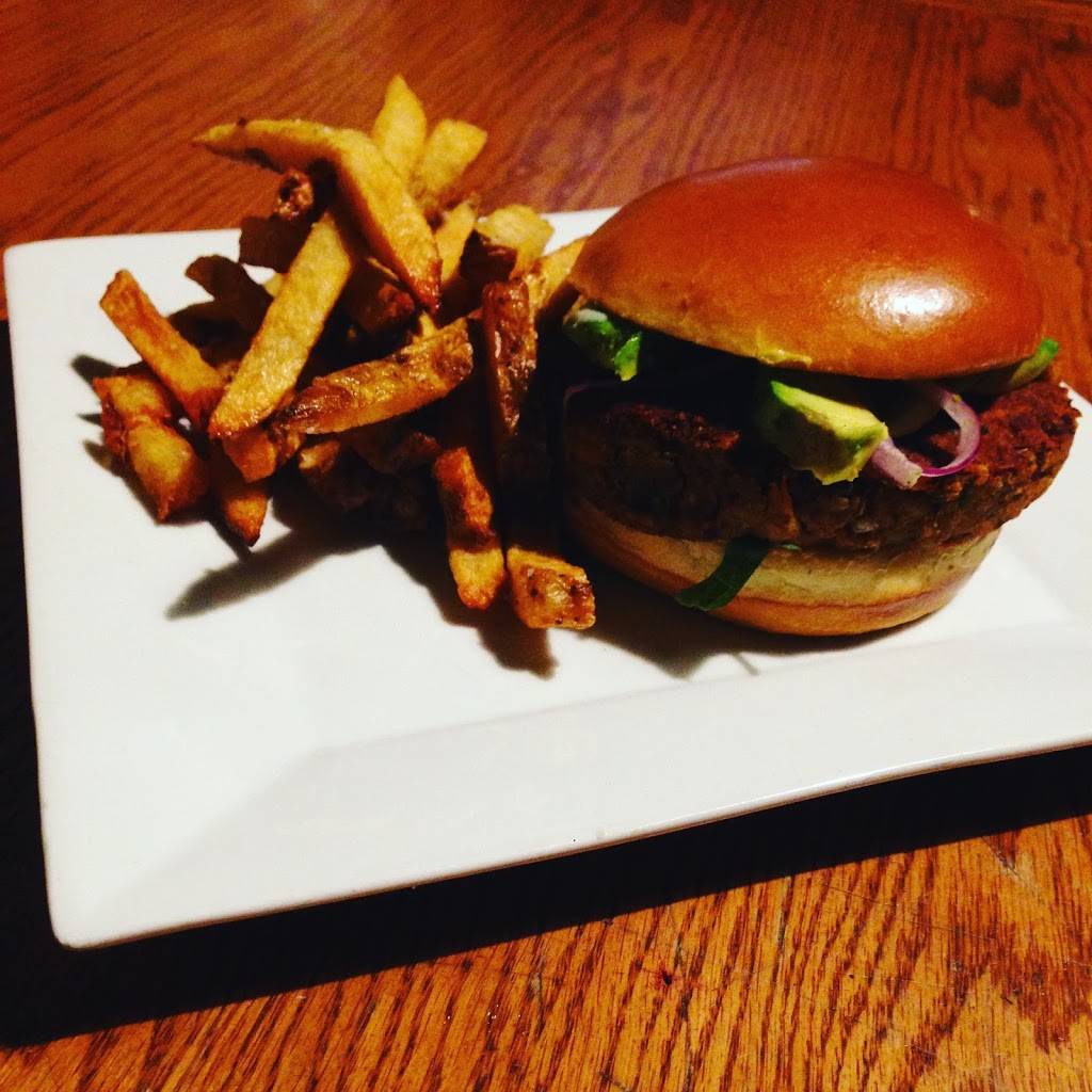 Ernies Roadhouse | restaurant | 7 Queen St W, Cambridge, ON N3C 1G2, Canada | 5196589562 OR +1 519-658-9562