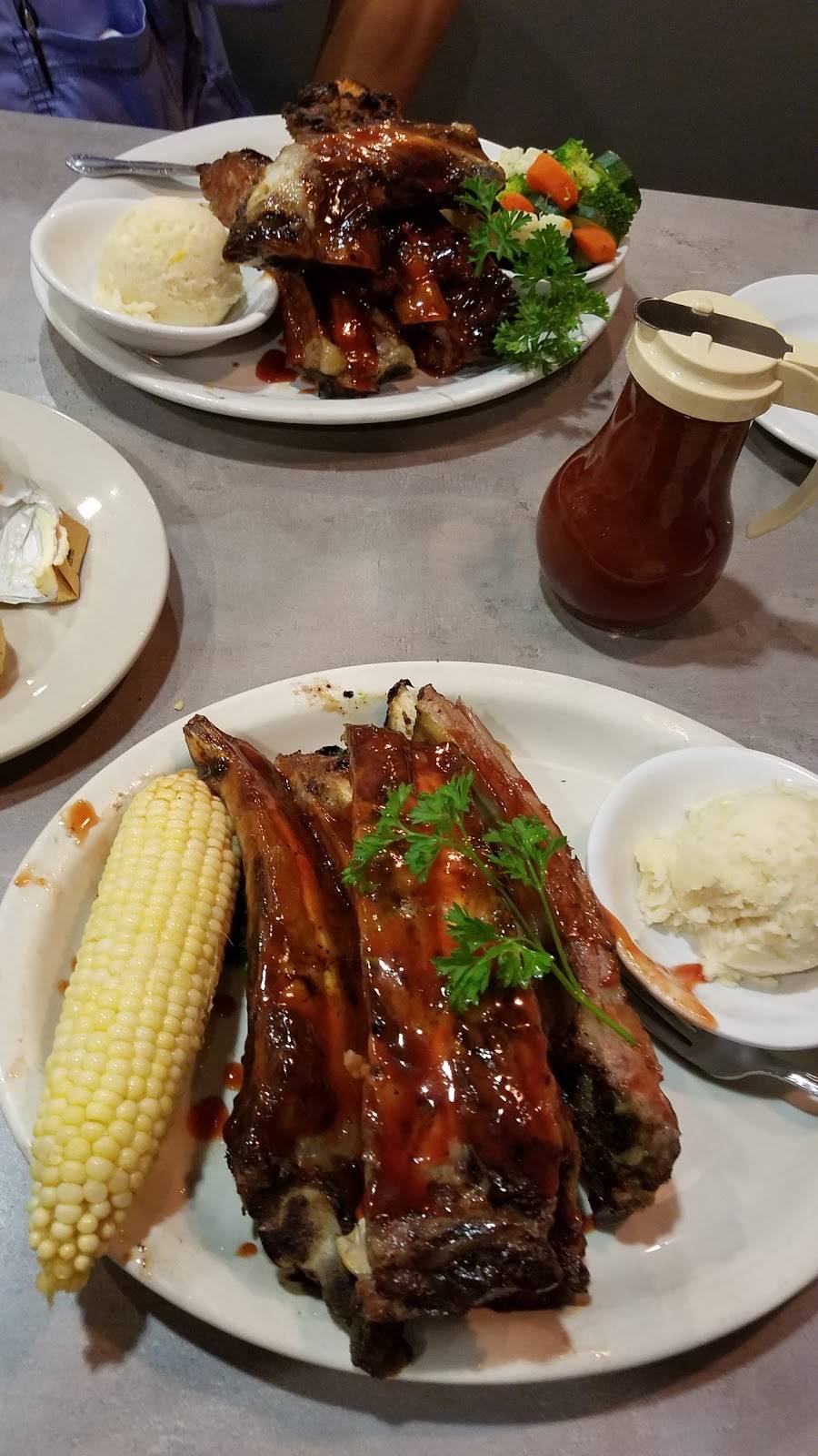 Reds Barbecue & Grillery | restaurant | 3090 Cochran St, Simi Valley, CA 93065, USA | 8055819076 OR +1 805-581-9076