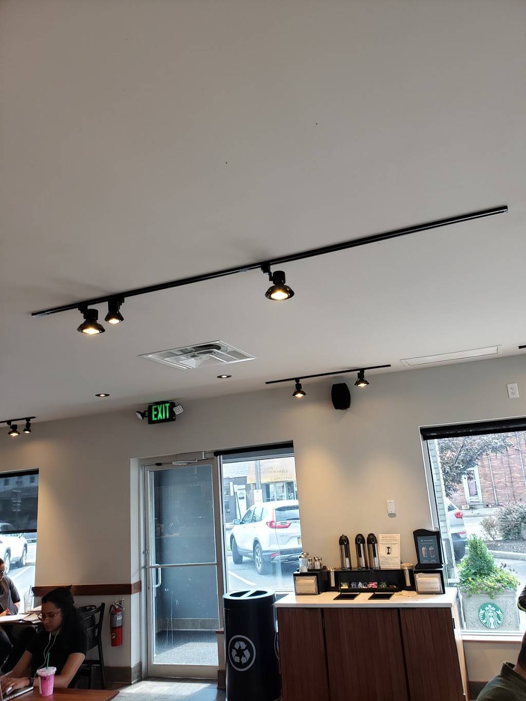 Starbucks | cafe | 139 Jericho Turnpike, Mineola, NY 11501, USA | 5162481211 OR +1 516-248-1211