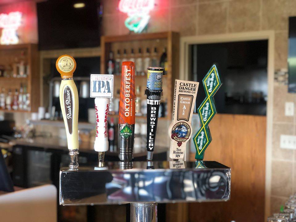 Eagles Bar & Grill at River Oaks | restaurant | 11099 US-61, Cottage Grove, MN 55016, USA | 6514382121 OR +1 651-438-2121