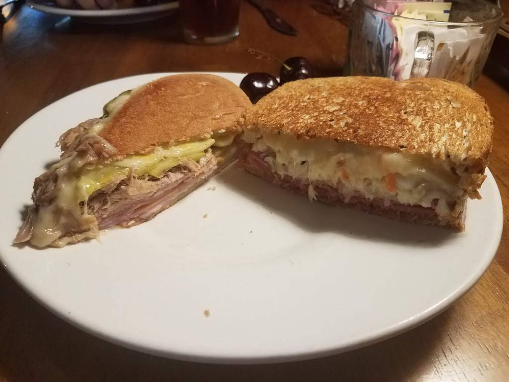 Belles Bistro | restaurant | 2 N Park St, Crescent City, FL 32112, USA | 3866981326 OR +1 386-698-1326