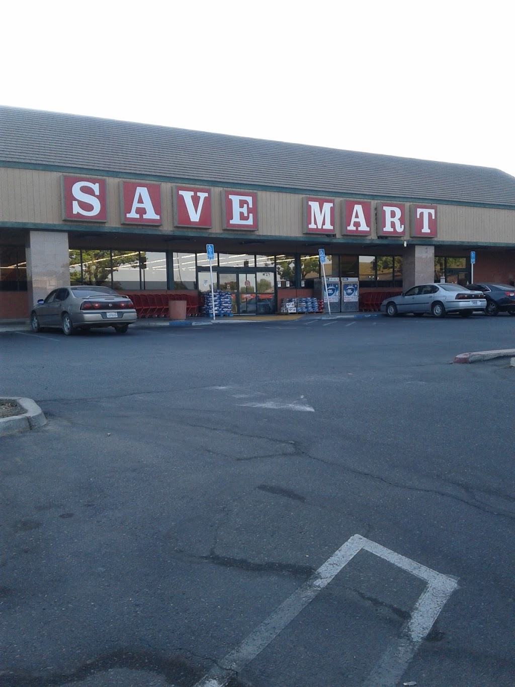Save Mart | meal delivery | 260 CA-65, Lindsay, CA 93247, USA | 5595621354 OR +1 559-562-1354