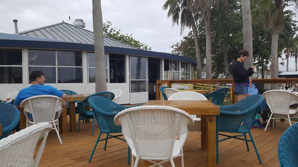 Hooks Waterfront Bar and Grill | restaurant | 611 Destiny Dr, Ruskin, FL 33570, USA | 8139381152 OR +1 813-938-1152