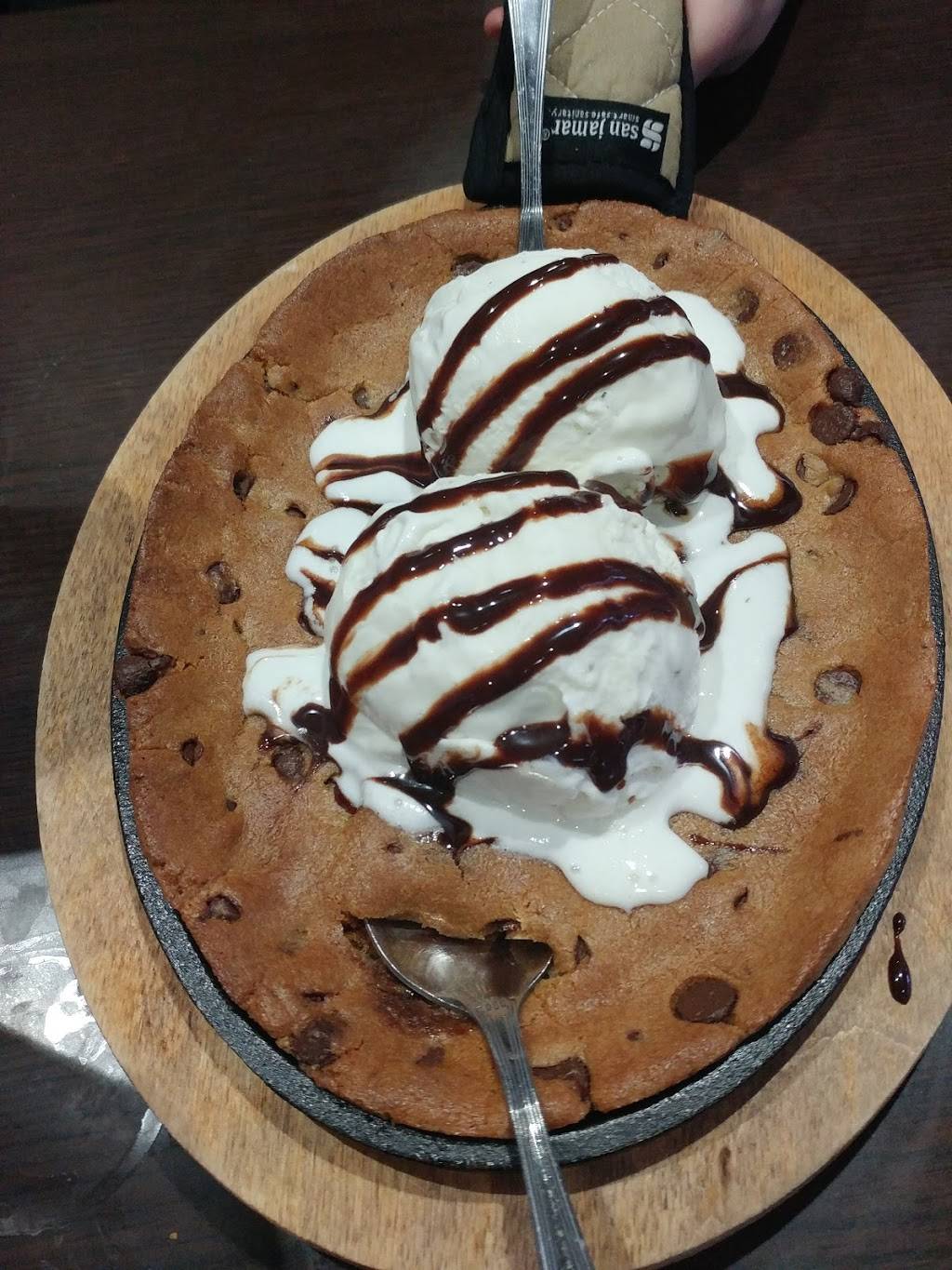 Cold Beers & Cheeseburgers | restaurant | 5005 E Chandler Blvd, Phoenix, AZ 85048, USA | 4805906502 OR +1 480-590-6502