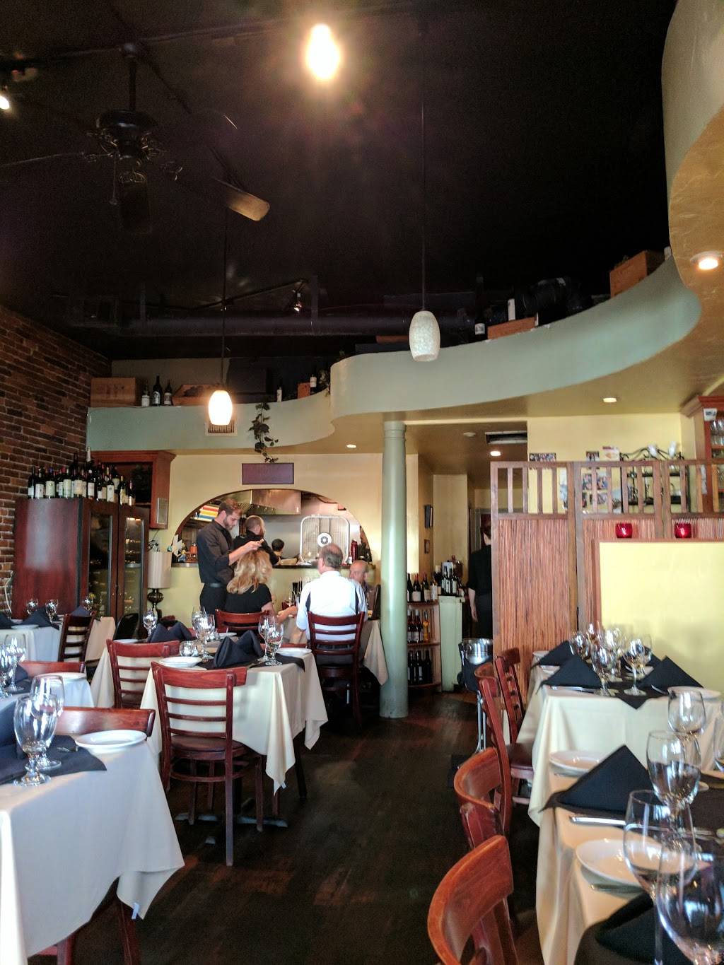 Manuels Vintage Room | restaurant | 6 S Main St, Gainesville, FL 32601, USA | 3523757372 OR +1 352-375-7372