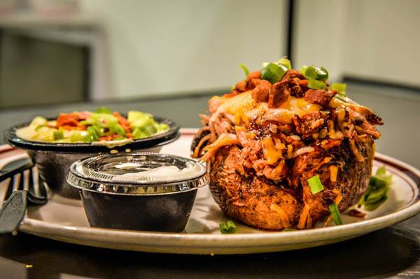 The Smoke Pit | restaurant | 117 E Innes St, Salisbury, NC 28144, USA | 7047548336 OR +1 704-754-8336