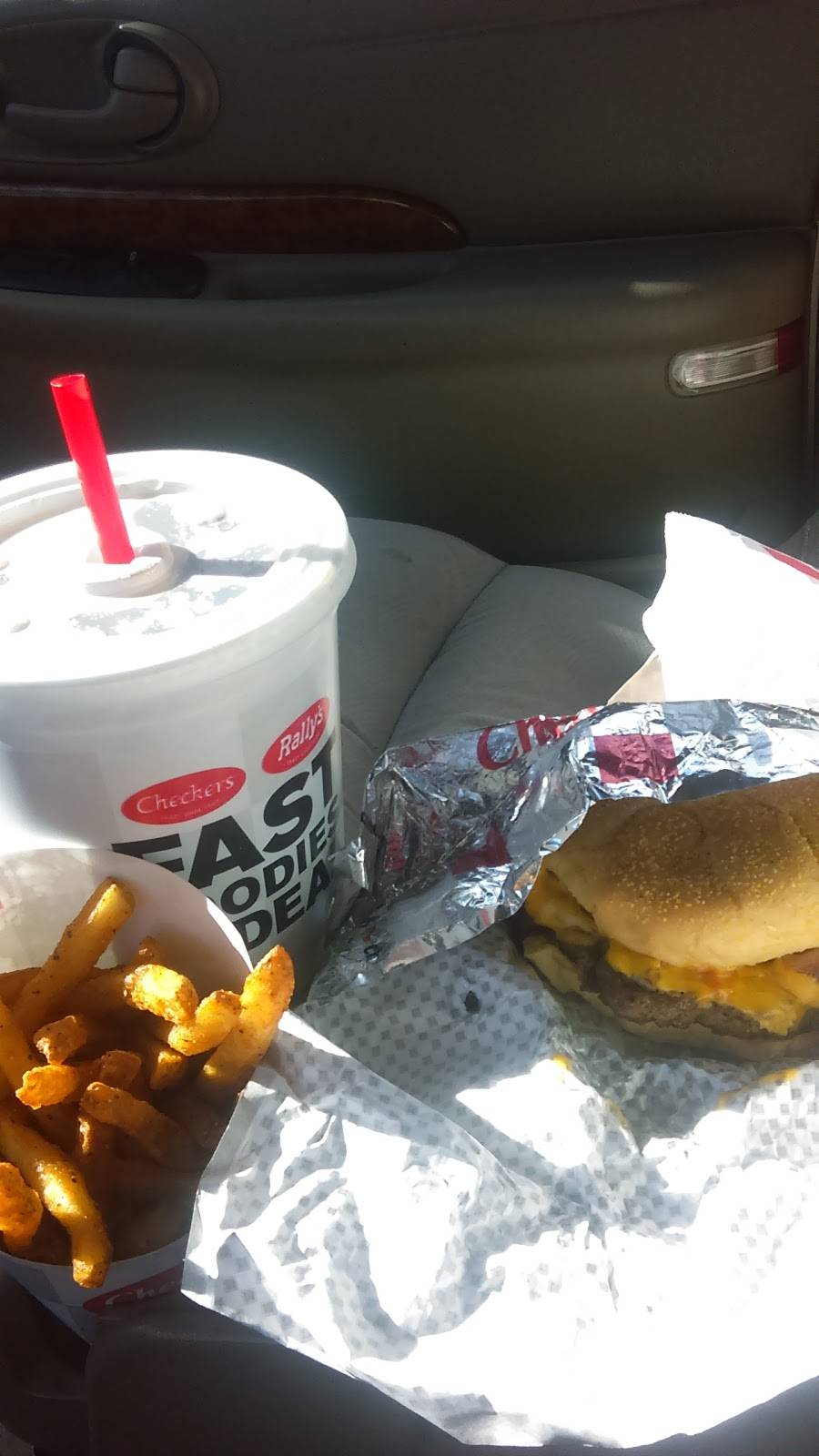 Checkers | restaurant | 10711 W 7 Mile Rd, Detroit, MI 48221, USA | 3133412445 OR +1 313-341-2445