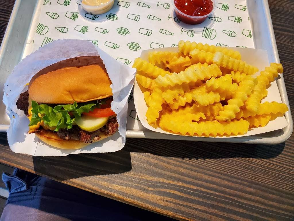 Shake Shack | restaurant | & Crossing, 5200 W 119th St, Leawood, KS 66209, USA | 9133201229 OR +1 913-320-1229