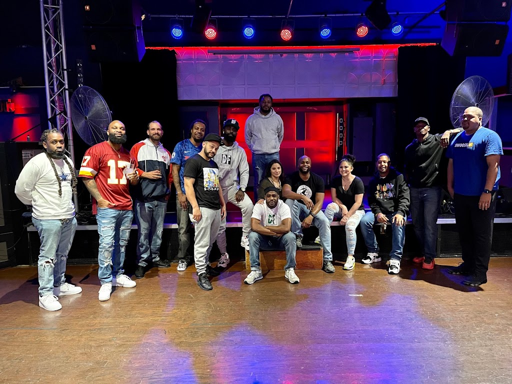 Breakers Sky Lounge | restaurant | 2445 Centreville Rd, Herndon, VA 20171, USA | 7037936233 OR +1 703-793-6233