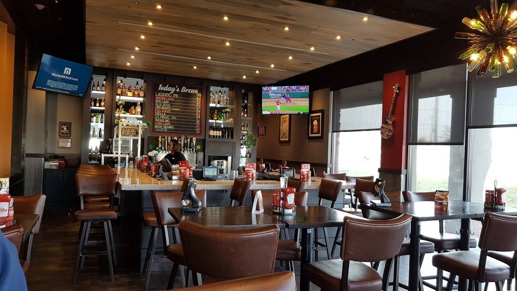 Red Robin Gourmet Burgers and Brews | restaurant | 21220 Pioneer Plaza Dr, Watertown, NY 13601, USA | 3155237320 OR +1 315-523-7320