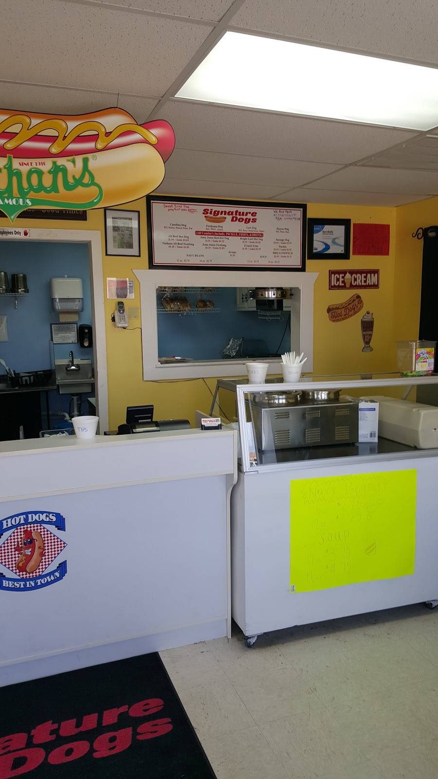 Signature Dogs | restaurant | 1300 Roanoke Ave, Roanoke Rapids, NC 27870, USA | 2525351009 OR +1 252-535-1009