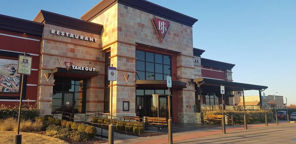 BJs Restaurant & Brewhouse | restaurant | 325 Outlet Shoppes Dr, Oklahoma City, OK 73128, USA | 4057879900 OR +1 405-787-9900
